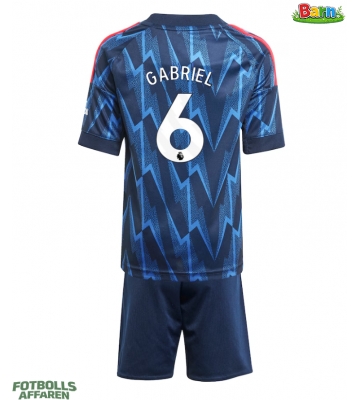 Arsenal Gabriel Magalhaes #6 Bortaställ Barn 2025-26 Kortärmad (+ Korta byxor)
